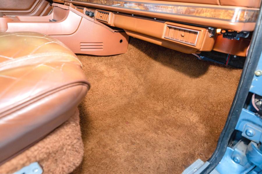 Детали интерьера Jeep Grand Wagoneer LS1 V8 1984 года  (фото 44 из 179)